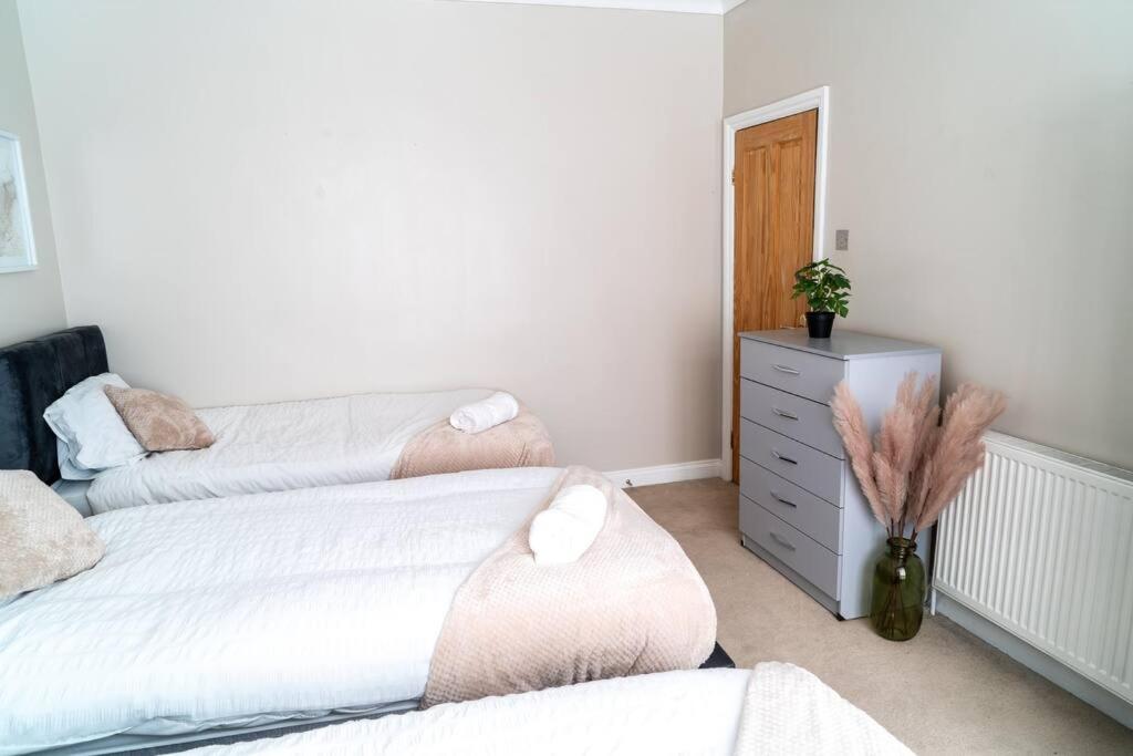 Spacious 15 Guest Home With 9 Beds In Shirley Solihull Buitenkant foto