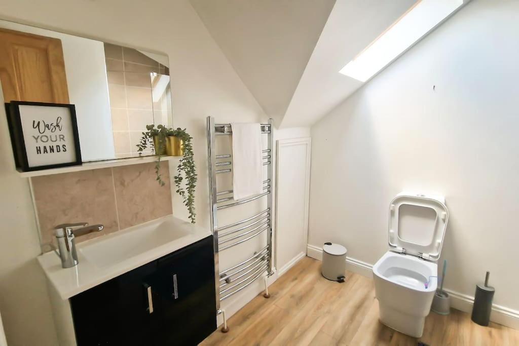 Spacious 15 Guest Home With 9 Beds In Shirley Solihull Buitenkant foto
