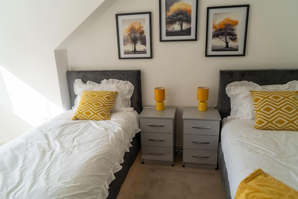 Spacious 15 Guest Home With 9 Beds In Shirley Solihull Buitenkant foto