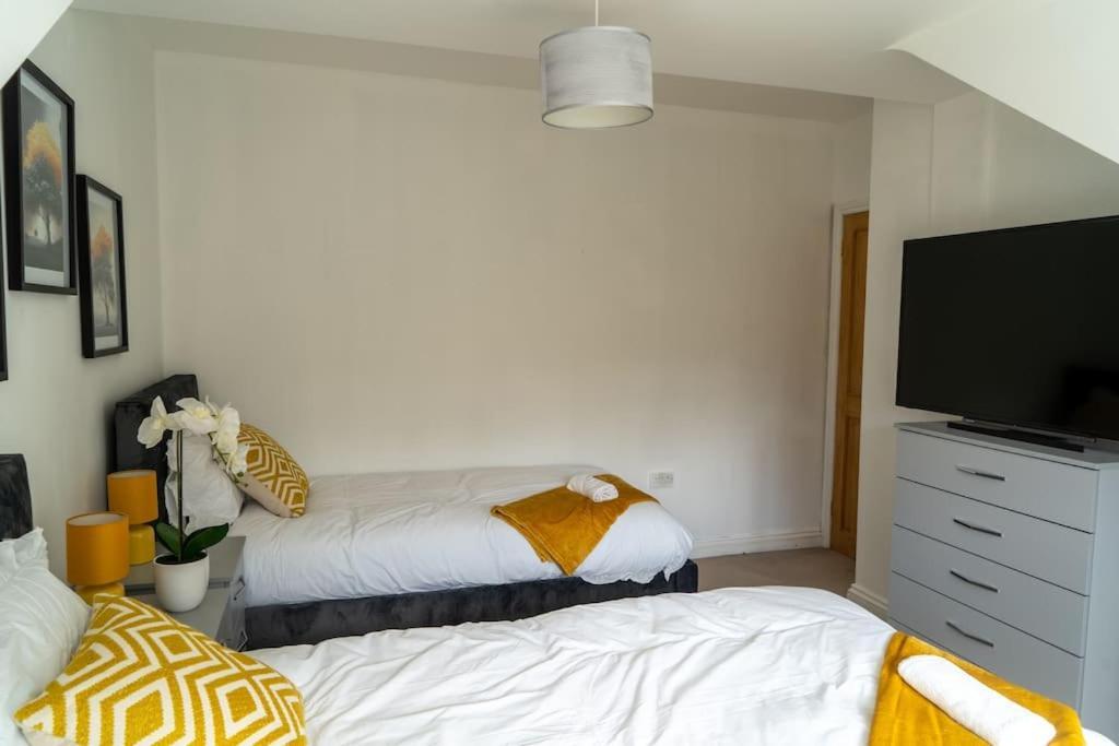 Spacious 15 Guest Home With 9 Beds In Shirley Solihull Buitenkant foto